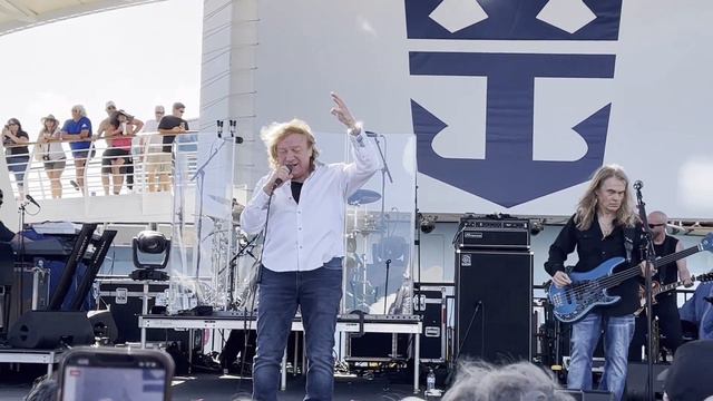 Lou Gramm performing Juke Box Hero at RLC X on Feb 16, 2023 смотреть онлайн