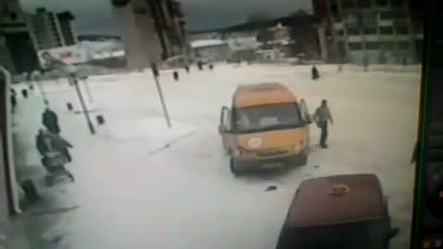 Авария маршрутки и автомобиля смотреть онлайн