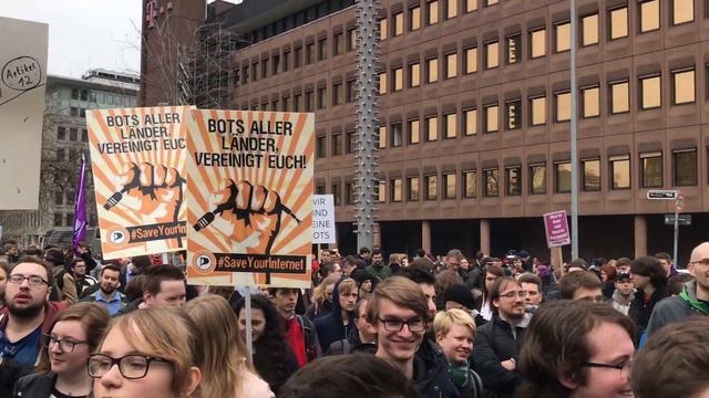 Am Graf-Adolf-Platz in Düsseldorf: Läuft bei #savetheinternet смотреть онлайн