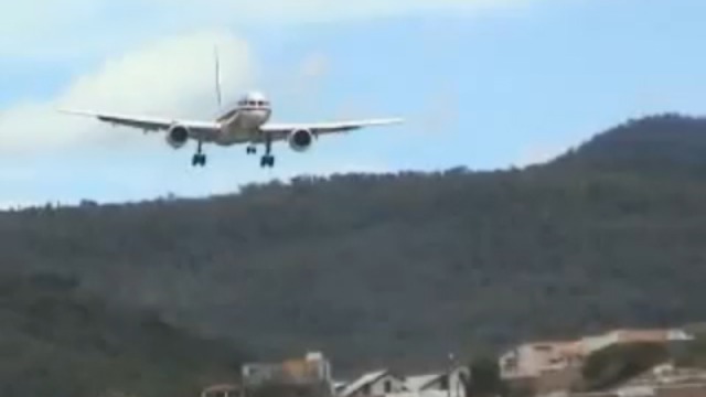 Подборка сумасшедших приземлений самолета смотреть онлайн