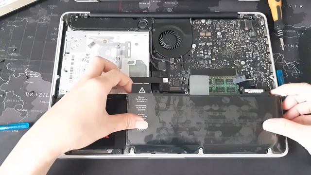 Cara mengganti Baterai Macbook Pro 13 Inch - A1278 A1322 - 2009 2010 2011 2012 - AMITA TECHNOLOGY смотреть онлайн