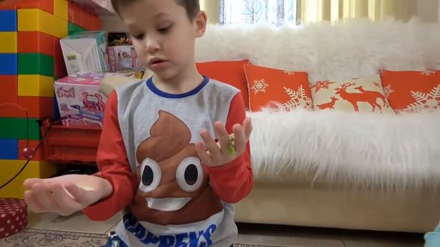 Сотни яиц с игрушками на тележке Макс и Катя ссыпали киндеры у мамы с кладовки 3 смотреть онлайн