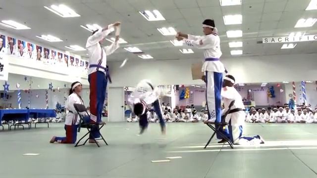 Long time Jung Suwon student and Master performs quadruple back flips смотреть онлайн