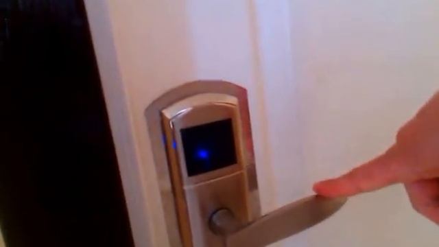 Как открывать двери в отелях с помощью магнитной карточки. смотреть онлайн