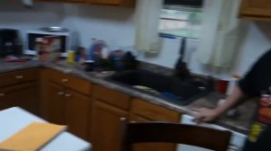 ЗЛОЙ ДЕД ВЫКИДЫВАЕТ ЕДУ В ПОМОЙКУ