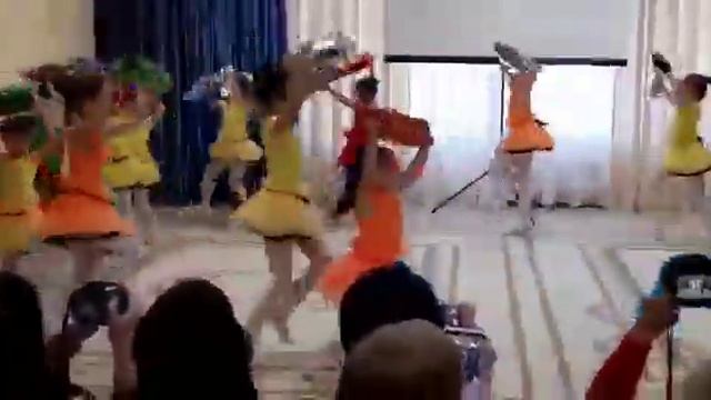 Танец конфет, танцуют девочки Ст-Подг гр. День Матери. (ноябрь 2019) смотреть онлайн