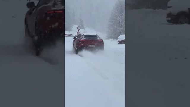 FERRARI PUROSANGUE ON SNOW !!! смотреть онлайн