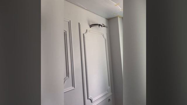 Клеем декоративные молдинги на стены заказчику, пошагово смотреть онлайн