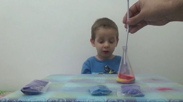 Делаем украшения из цветного песка,Making ornaments from colored sand смотреть онлайн