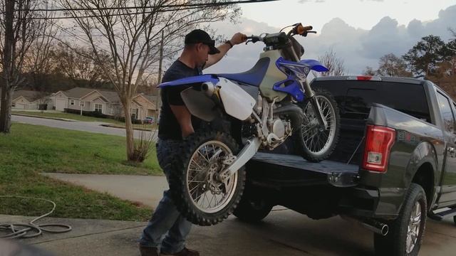 How to load a dirtbike without ramps the easy way смотреть онлайн