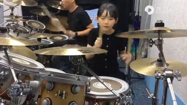 妞妞和小猫老师架子鼓演奏dj《一万个舍不得》欢乐活泼好动妞妞