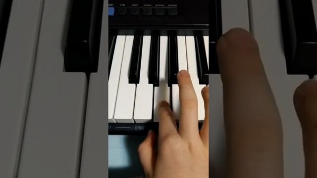 Лёгкая музыка на пианино 🎹 в траве сидел кузнечик смотреть онлайн