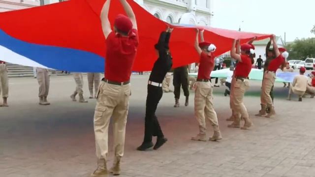 Хабаровчане читают строки во славу флага России смотреть онлайн