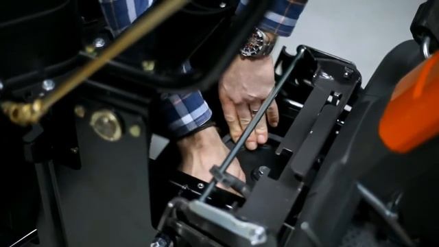 Роторный снегоуборщик для райдеров Husqvarna R 316T/R 316T AWD. смотреть онлайн