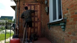 Бюджетная реставрация деревянной двери:  Самодельная шпаклевка, пропитка и покраска.