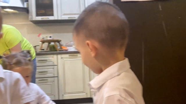 2 годика Ксюни продолжается/ Встречаем гостей дома/ задуваем свечки на торте 291022 смотреть онлайн