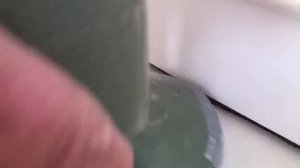 Удаление краски с фанеры перед укладкой модульного паркета.
