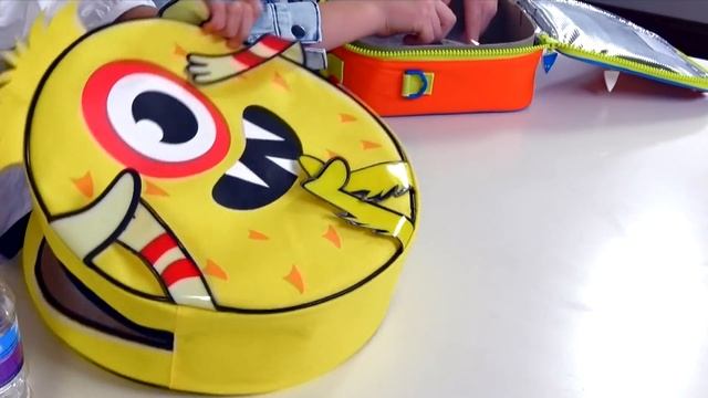 Катя и Макс меняются ланчбоксами