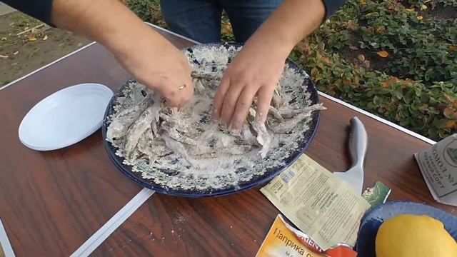 Жареная мойва в казане на костре. Идеальная закуска к пиву. смотреть онлайн