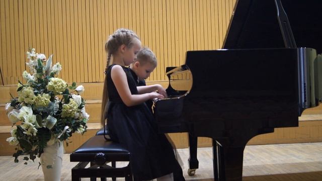 Черчилль Музыка к м/ф "Белоснежка и семь гномов". Исполняют Стуканев Кирилл и Кузнецова Аксиния смотреть онлайн