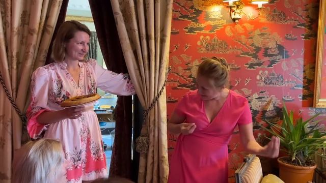 How we RUINED our Guest’s Birthday… | Oh no! at the Chateau смотреть онлайн