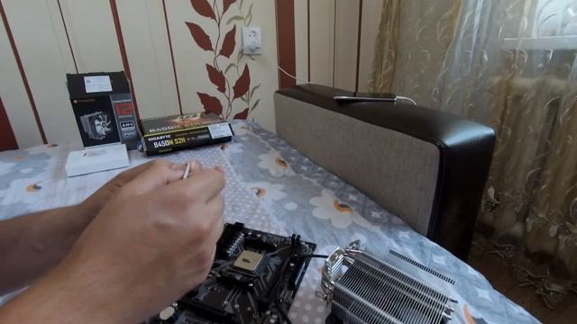 Сборка компьютера на AMD Ryzen 5 2600. Установка процессора и кулера (часть 1) смотреть онлайн