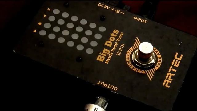 Artec Big Dots guitar tuner pedal demo: Bright LED color смотреть онлайн