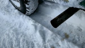 ЛуАЗ против Нивы на снегу ЛуАЗу нету равных Пробивает сугробы на тракторной резине