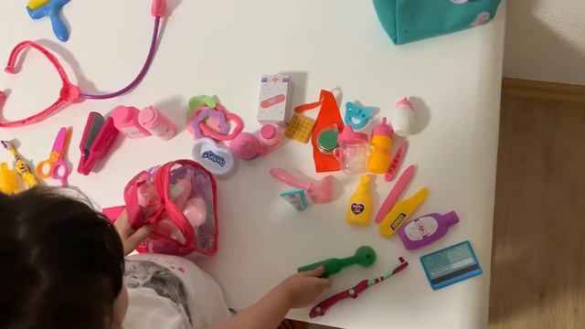 Эмили и Куклы барби ,гладит Одежду ,играет С Куклой смотреть онлайн