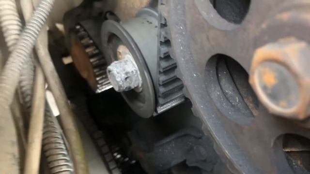 Как подтянуть ремень ГРМ на ваз за 5 минут .