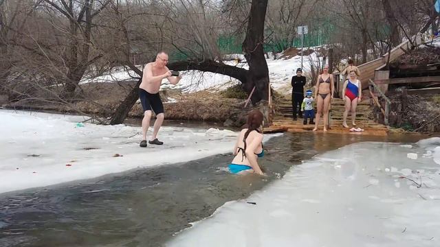 заплывы в проруби 5 03 2017 МОРЖИ СТОЛИЦЫ смотреть онлайн