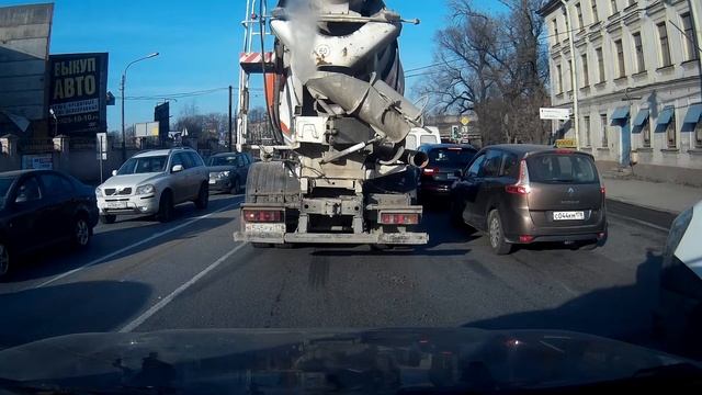 Миксер гадит бетоном на асфальт... смотреть онлайн