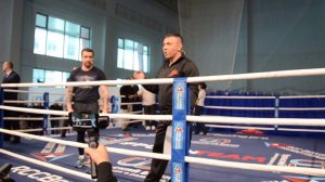 Костя Цзю учит технике нокаутирующего удара