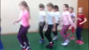 Дети маршируют. Девченки маршируют лучше мальчиков!