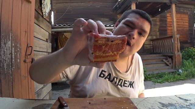 Обед в ограде копчёным салом (салоежка) смотреть онлайн