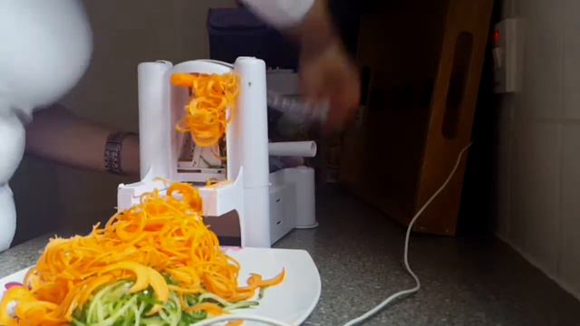Spiral vegetable slicer - SPIRALIZER-ZOODLE смотреть онлайн