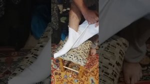 Как завязать портянку правильно.Как муж жену учил портятки одевать)))