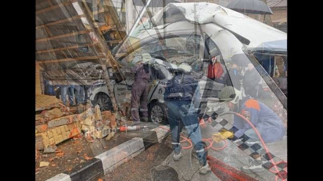 В Сочи такси врезалось в остановку после столкновения с грузовиком смотреть онлайн