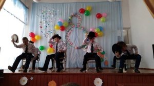 Танец со шляпами на 8 марта (мальчики 4 класса) Советская средняя школа