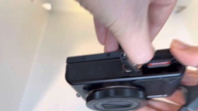 How to Insert Battery in Canon G7x Mark ii Camera смотреть онлайн