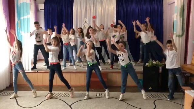 Супер драйвовий танець! на 8 березня від учнів 5-Б класу! Дитячий хіт! смотреть онлайн