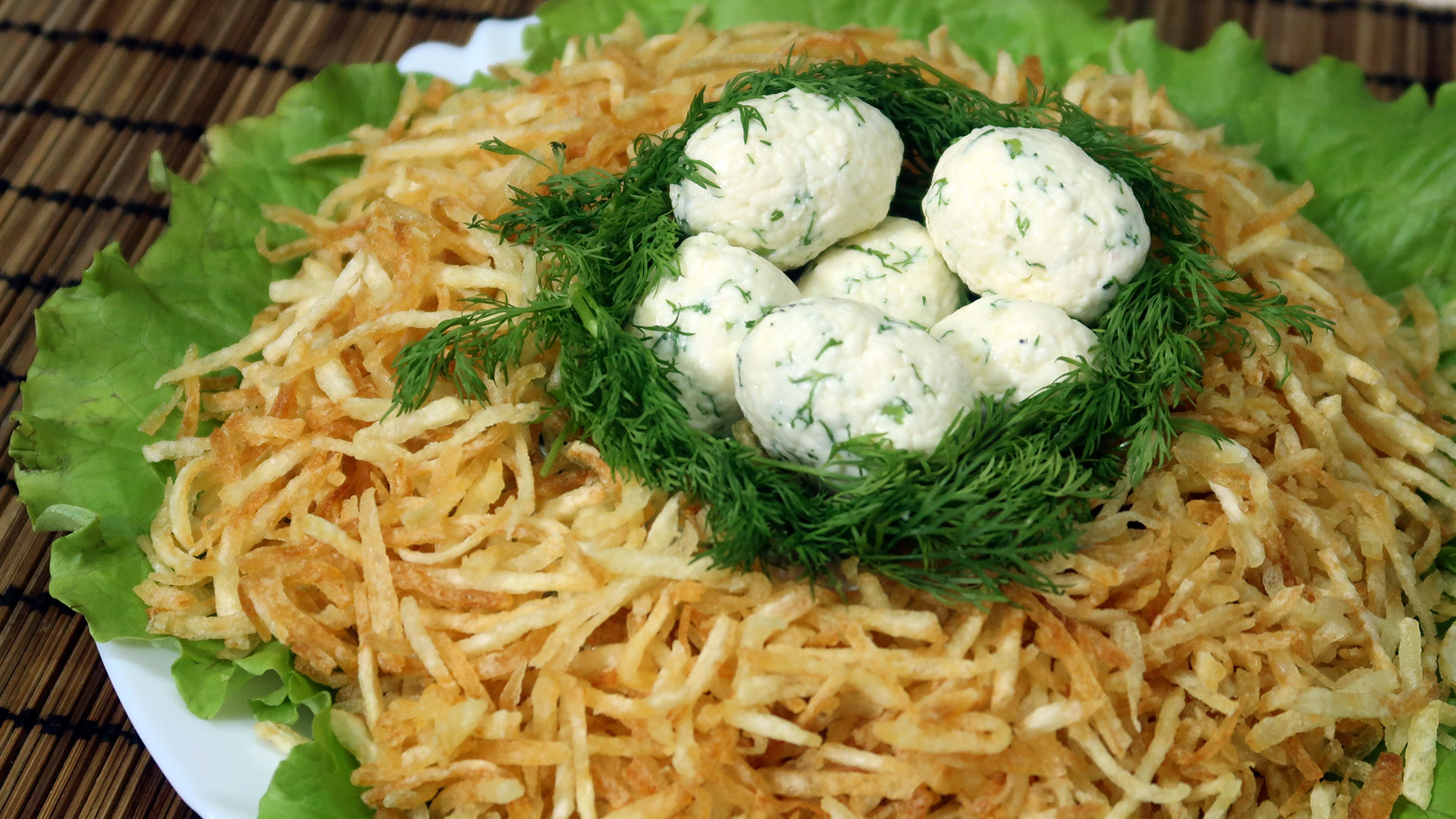 Красивый, вкусный салат Гнездо глухаря. Украшение праздничного стола. смотреть онлайн