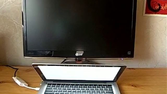 MacBook Pro 13" with LG IPS236V external display boot up смотреть онлайн