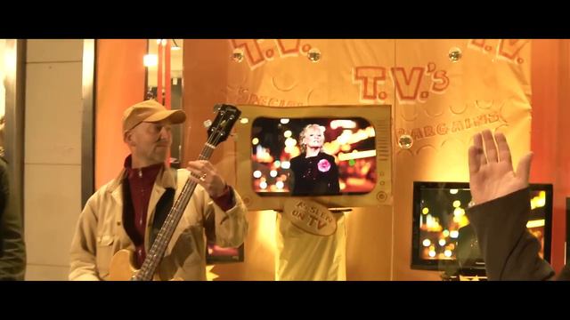 Downtown - The Saw Doctors feat. Petula Clark (Official Video) смотреть онлайн