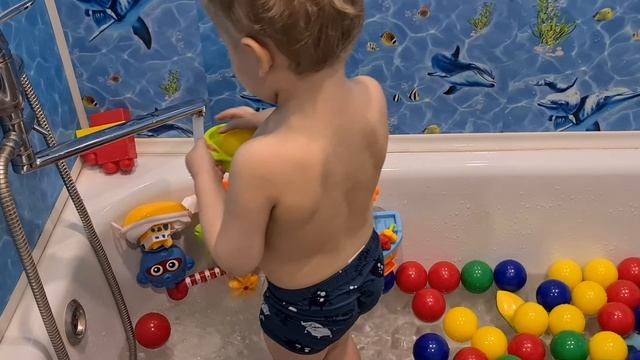 шарики для сухого бассейна / в ванной с мячиками смотреть онлайн
