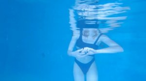 Девушка в бассейне