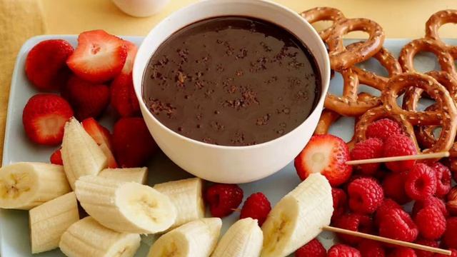 Чтобы шоколадное фондю на водяной бане не подгорало. Деталі в описах! смотреть онлайн