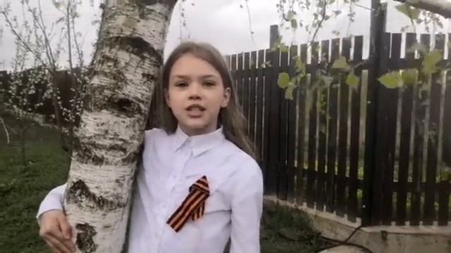 Ременникова Анна читает стихотворение Васильева "Я помню, ранило березу" смотреть онлайн