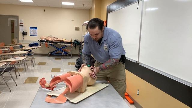 Which technique is better 1 Hand E-C or 2 Hands V-E Technique for Bag Valve Mask BVM Ventilation? смотреть онлайн