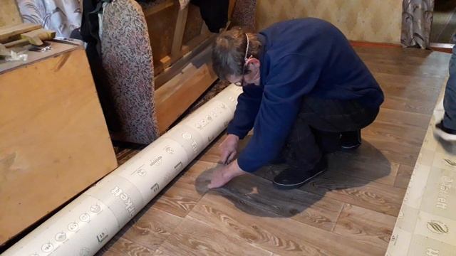 Как прикрепить плинтуса к кривым стенам, Как резать линолеум смотреть онлайн